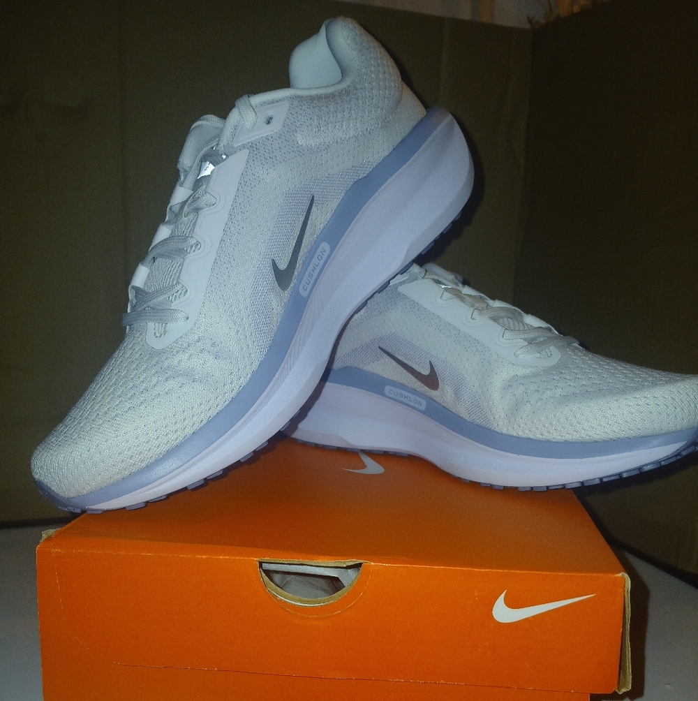 Womens 9 NIB Nike Air Winflo 11